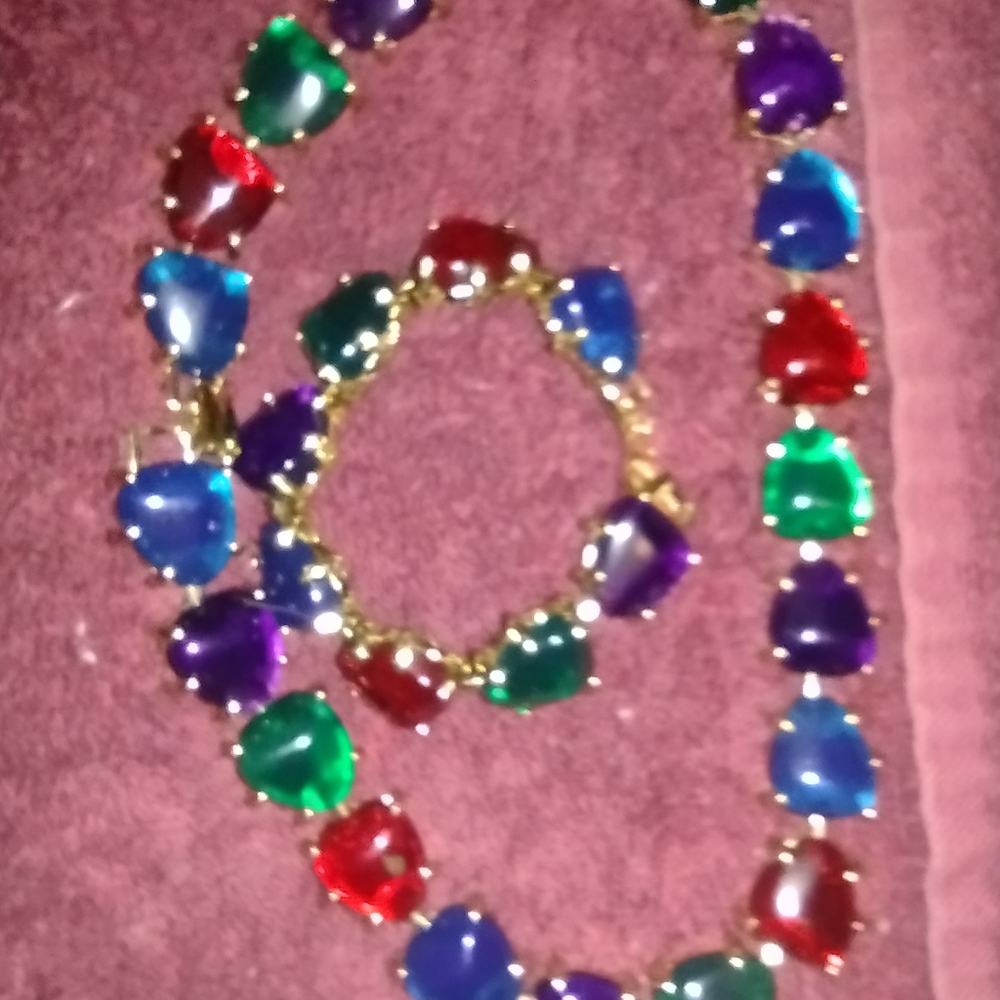Beautiful necklace an bracelet set .very nice set.